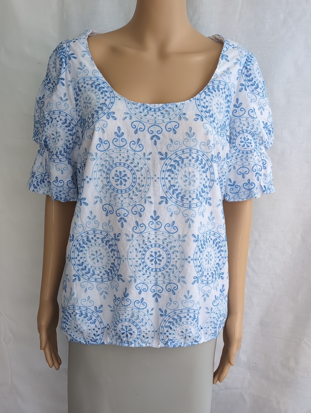 Lilly Pulitzer White Top with Blue Medallion Print Size L 100%cotton